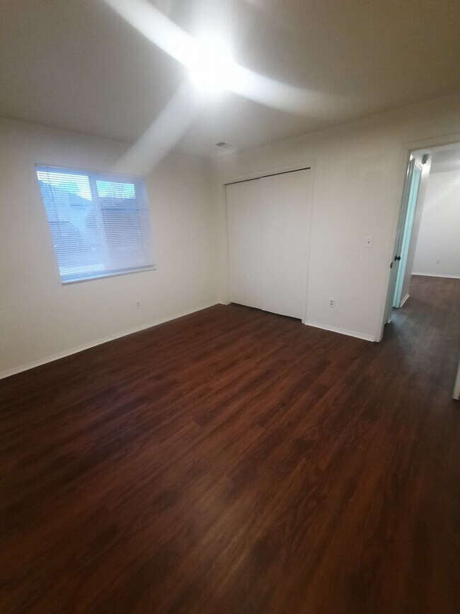 Building Photo - 1 bedroom apartment, walking distance to D...