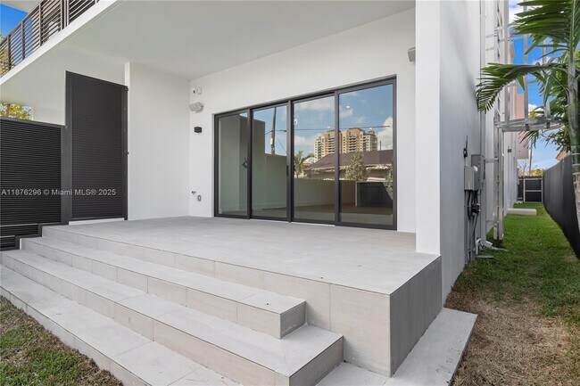 Building Photo - 3327 SW 24th St