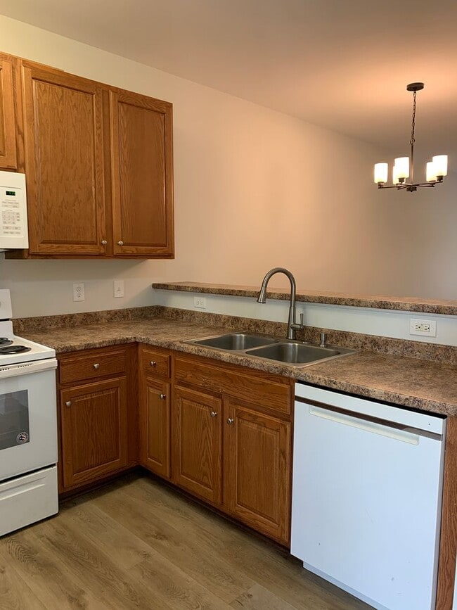 Building Photo - 2 Bedroom 1.5 Bath Townhome in Pleasant Gr...