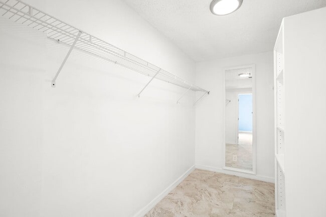 Building Photo - Very large 4bdrm/2bath House, Ready End of February