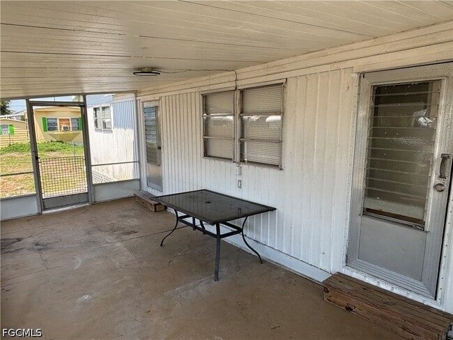 Building Photo - 121 Coachlight Ln