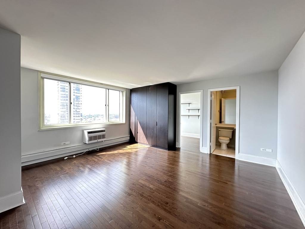 Building Photo - 1335 N Dearborn St