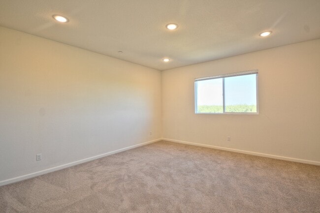 Building Photo - Newer home with solar AVAILABLE NOW!