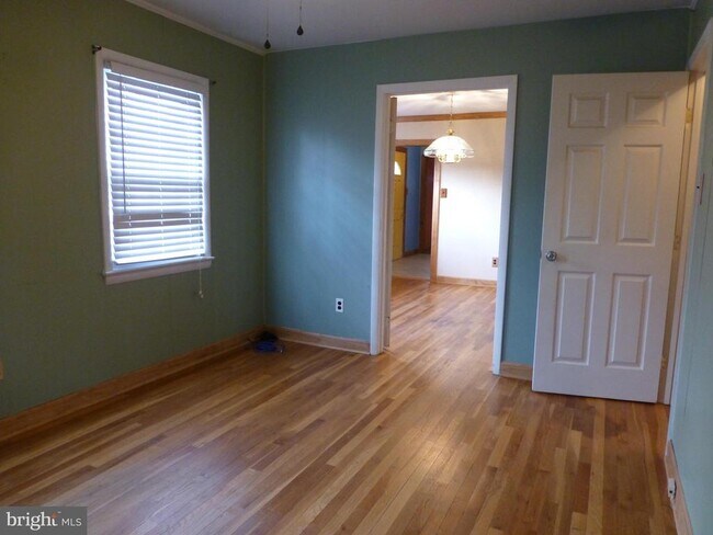 Building Photo - 5625 Cornish Way