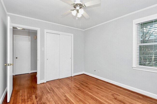 Building Photo - Discover the charm of this brick ranch nestled in the heart of Madison Park