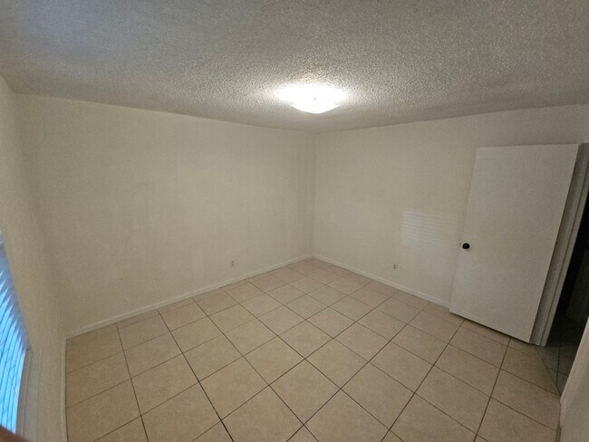 Building Photo - 3033 SW Collings Dr