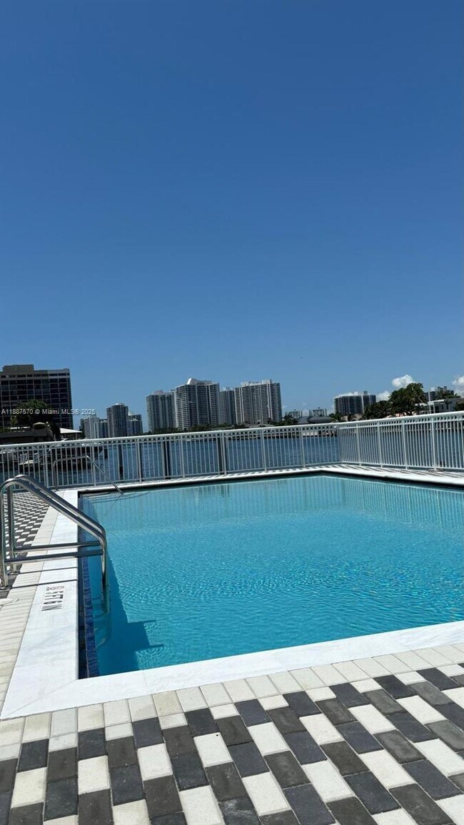 Building Photo - 1913 S Ocean Dr