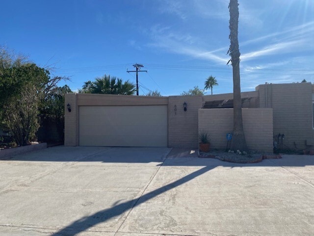 Building Photo - 601 E Racquet Club Rd