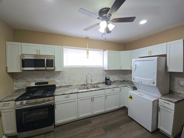 Building Photo - 7747 S Cornell Ave