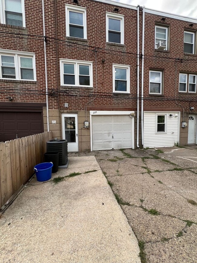 Building Photo - Charming 3-bedroom, 1-bathroom home locate...