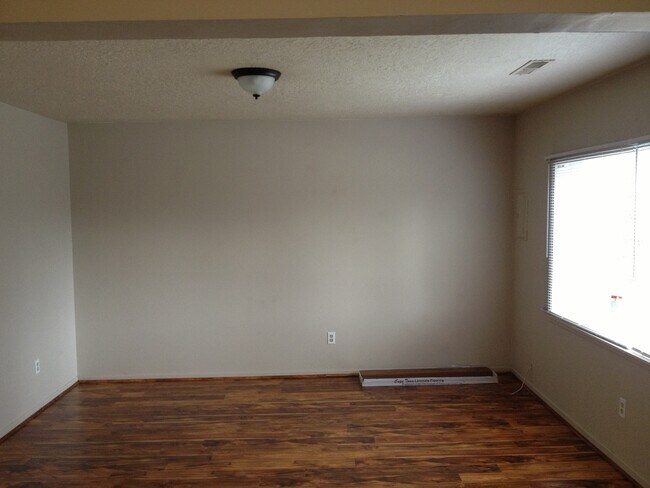 Building Photo - 4224-4224 N Commercial Ave