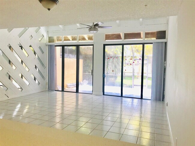 Building Photo - 1640 W Golfview Dr