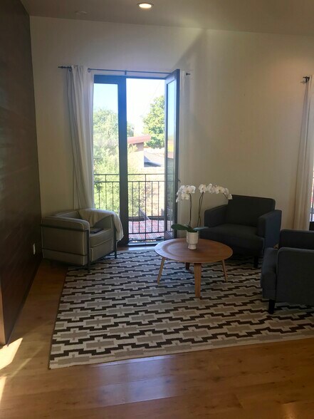 Building Photo - 1072 Amoroso Pl