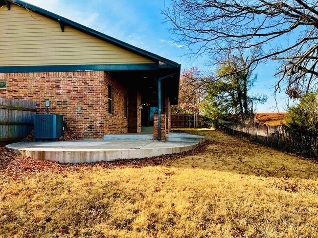 Building Photo - Beautiful 3BD 2BA w/ Bonus Room Located in...