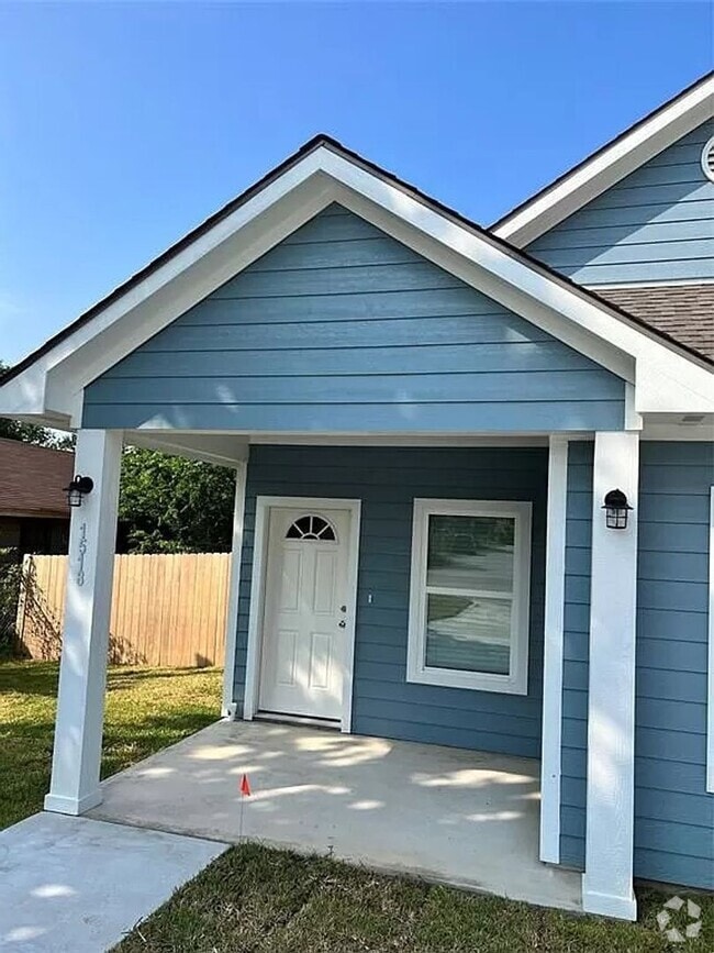 Building Photo - 4 Bedroom 3 Bath