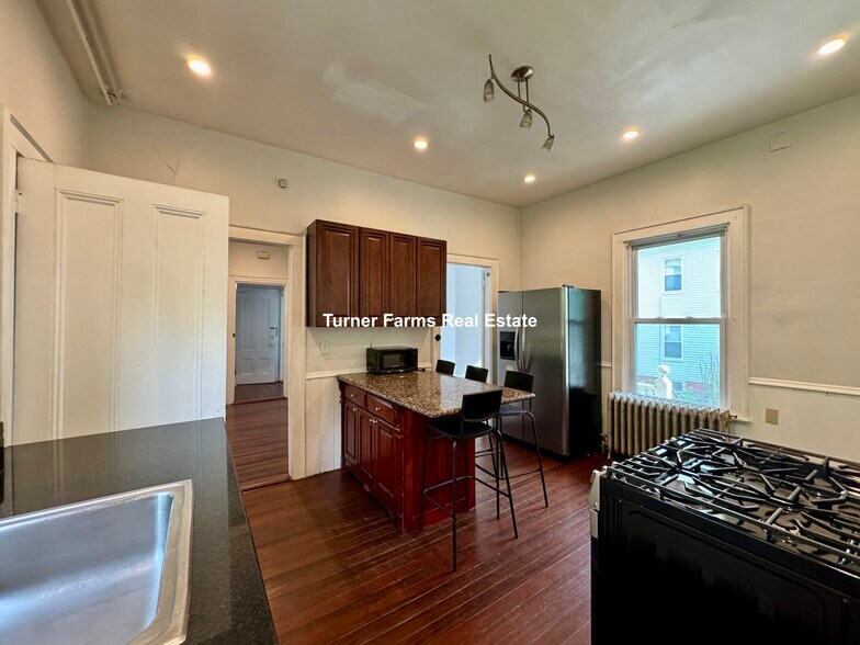 Primary Photo - 76 Curtis St