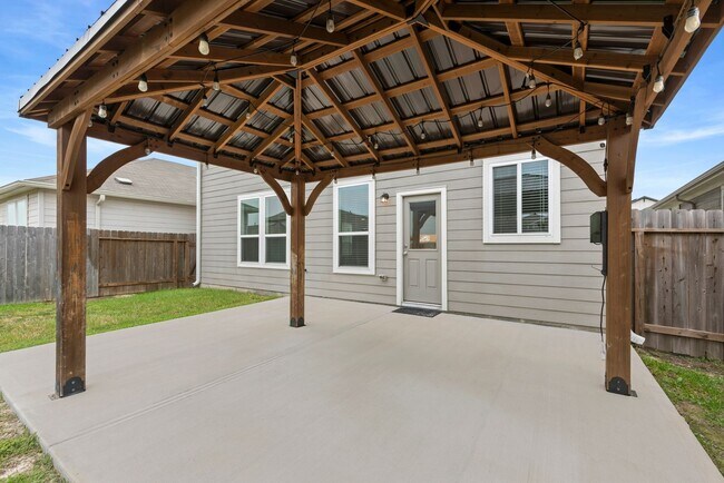 Building Photo - Spacious & Like-New 4-Bedroom Home with Mo...