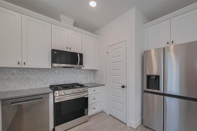 Building Photo - 1348 W 24th St