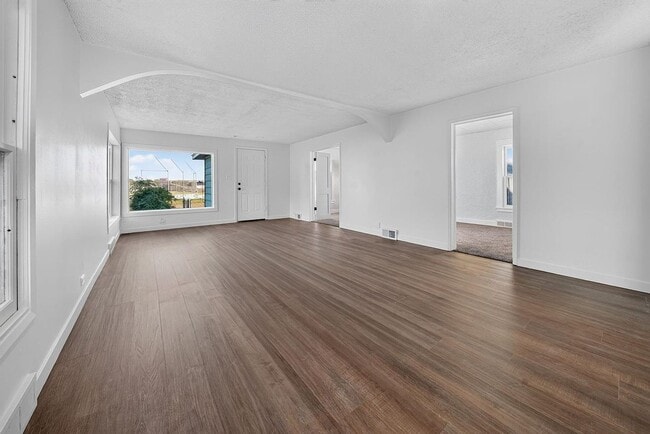 Building Photo - 1503 E Wellesley Ave