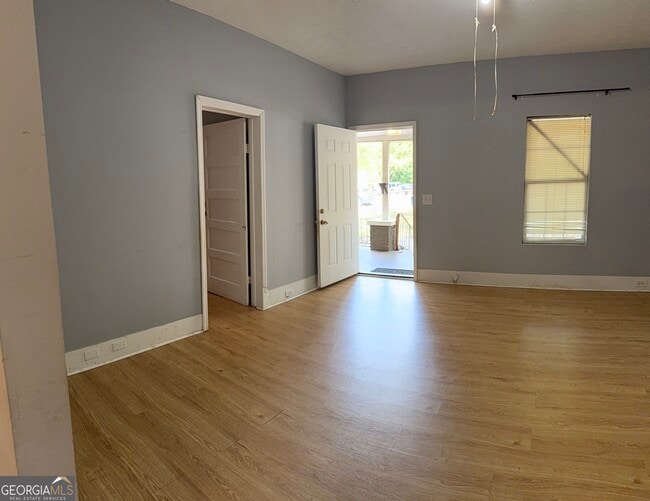 Building Photo - 1006 W College St Ext