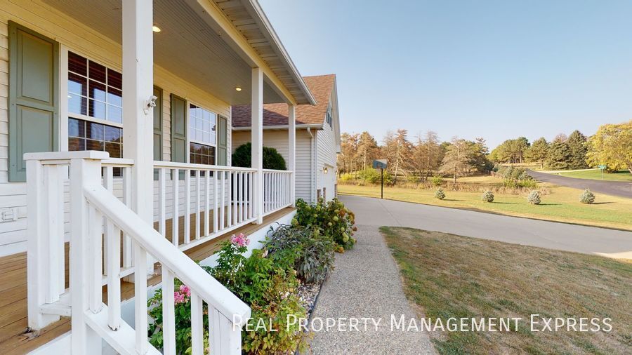 Building Photo - 305 N Pine Lake Dr