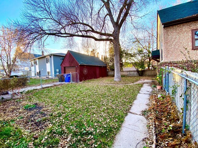 Building Photo - 104 6th Ave N