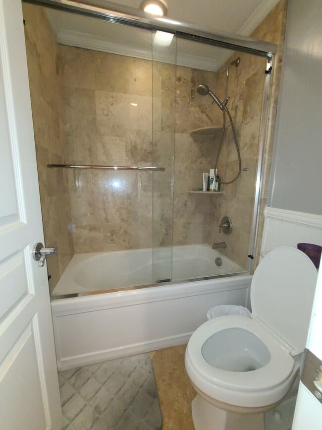 Building Photo - 1 bed 1 bath in UTC with great amenities Pool, hot tub, gym, underground parking.