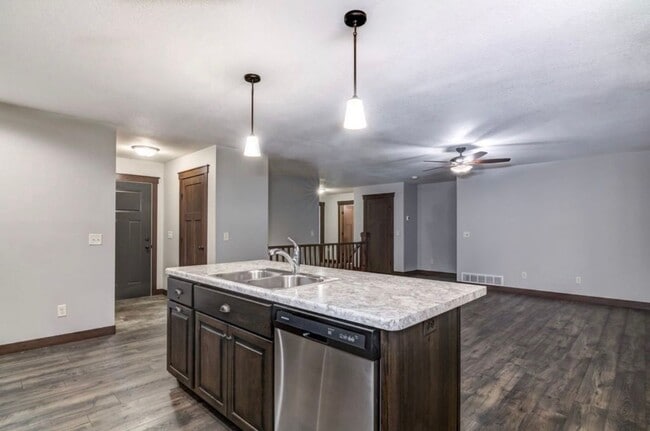 Primary Photo - 971 Daisy Ln