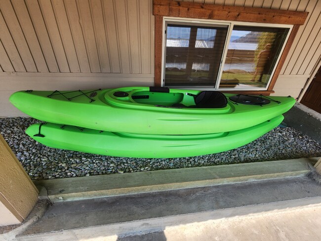 Building Photo - Bayview Lakeside Charmer