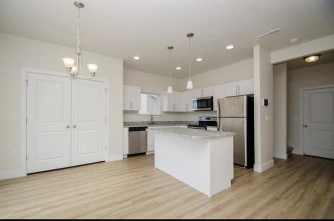 Building Photo - 1106 W 600 S