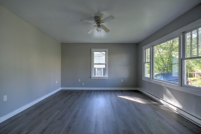 Building Photo - 304 N Hardin St