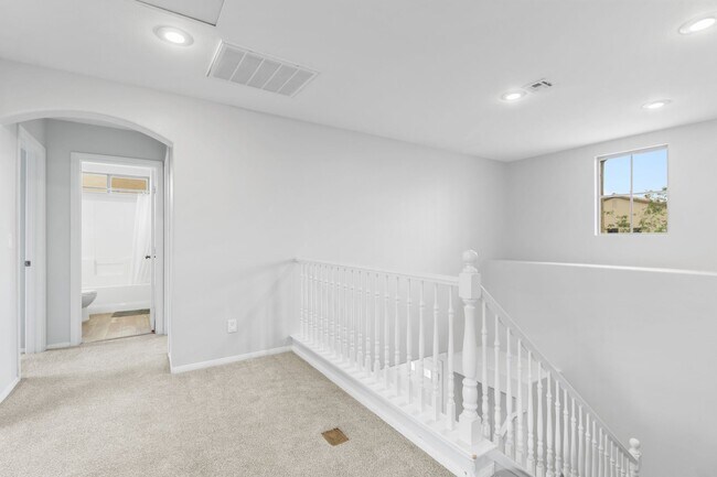 Building Photo - SE!! Pebble and Pollock!! Crystal Springs!...
