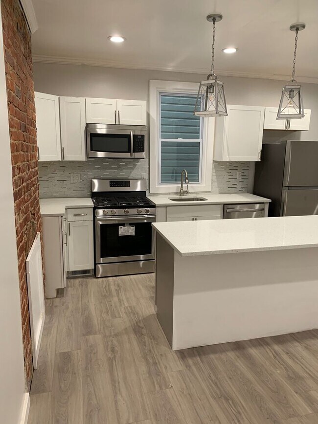 Primary Photo - Gorgeous 3 Bedroom 1.5 bath with yard