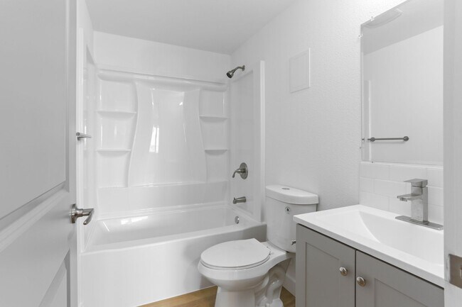 Building Photo - Beautifully Remodeled Studios!