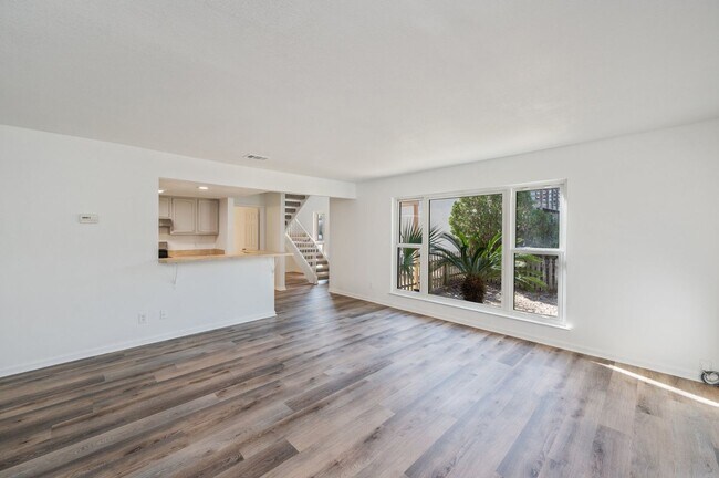 Building Photo - Spacious townhouse with large 2nd floor covered patio!