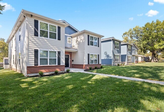 Building Photo - Main St Townhomes