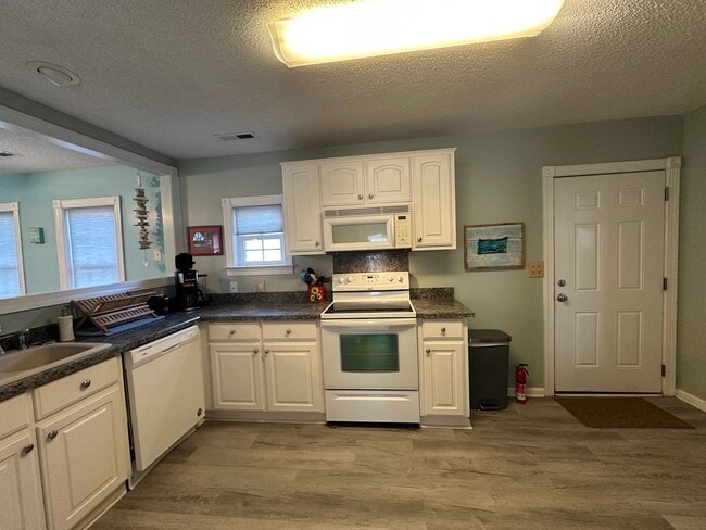 Building Photo - 2 Bed 2 Bath Fully Furnished Home