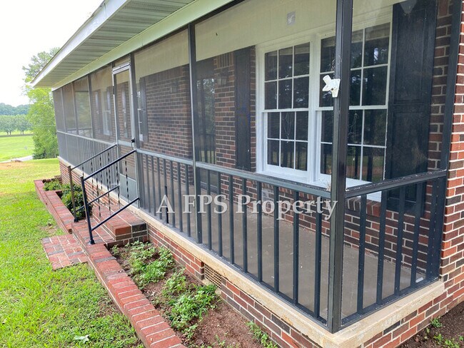 Building Photo - 583 S Holcomb Rd SW