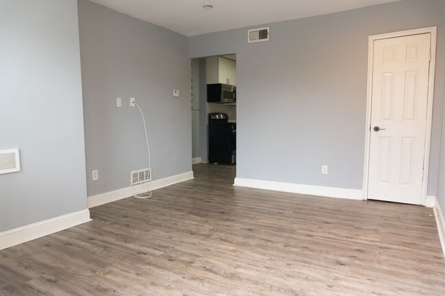 Building Photo - Capitol Hill/ H street - Renovated 1 bedroom apartment w/parking