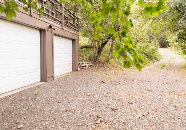 Building Photo - Ski season special, Month to month lease- ...