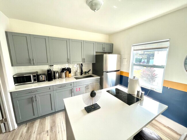 Building Photo - 834 NE 14th Ave