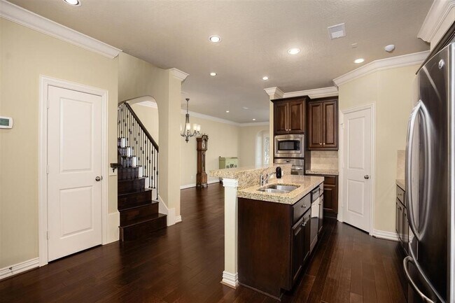 Building Photo - 2050 Palm Forest Ln