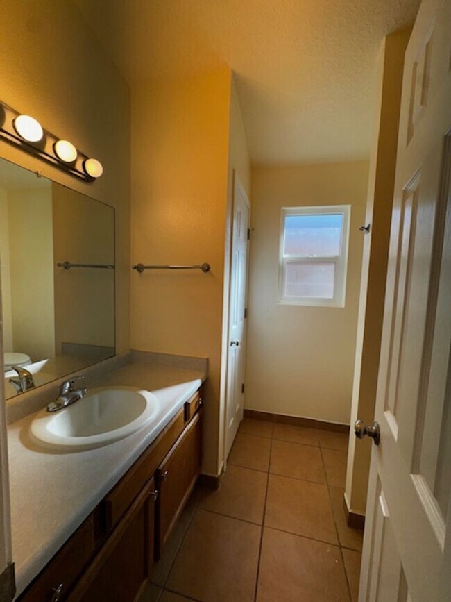 Building Photo - Spacious & Immaculate 3-Bed / 2-Bath Home