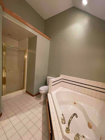 Building Photo - 1895 Highbank Dr