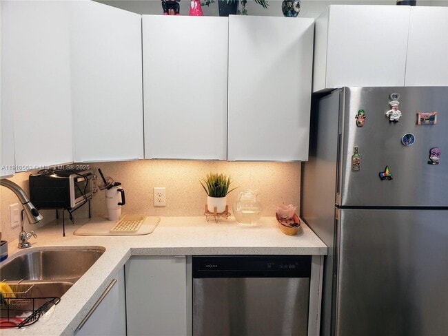 Building Photo - 3101 N Country Club Dr