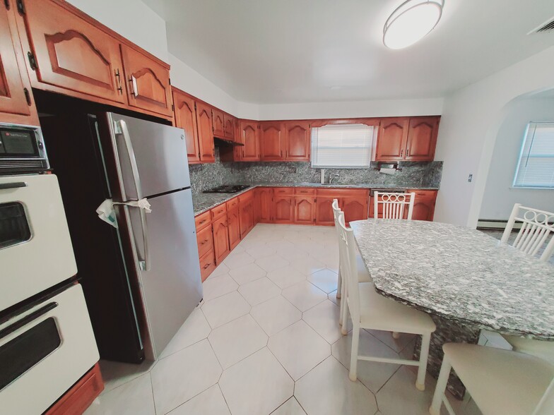 Building Photo - 47 Dora St