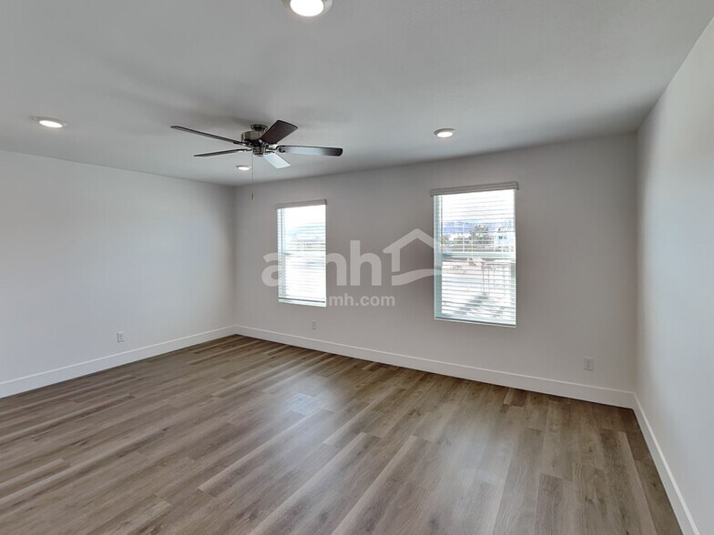 Building Photo - 5863 Vaes Dothrak St