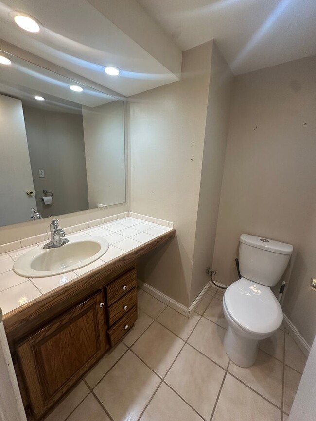 Building Photo - GET $500 OFF THE FIRST MONTHS RENT!!!!
