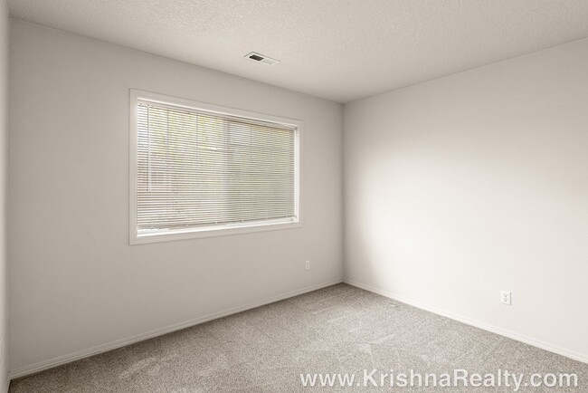 Building Photo - Charming 3 BD* 2.5 BA* Single Family Home ...