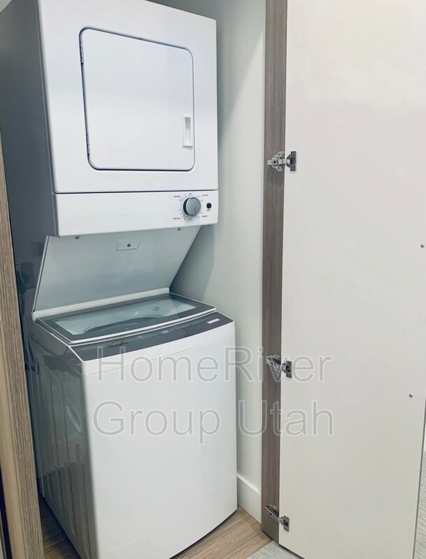 Building Photo - 877 S 200 W